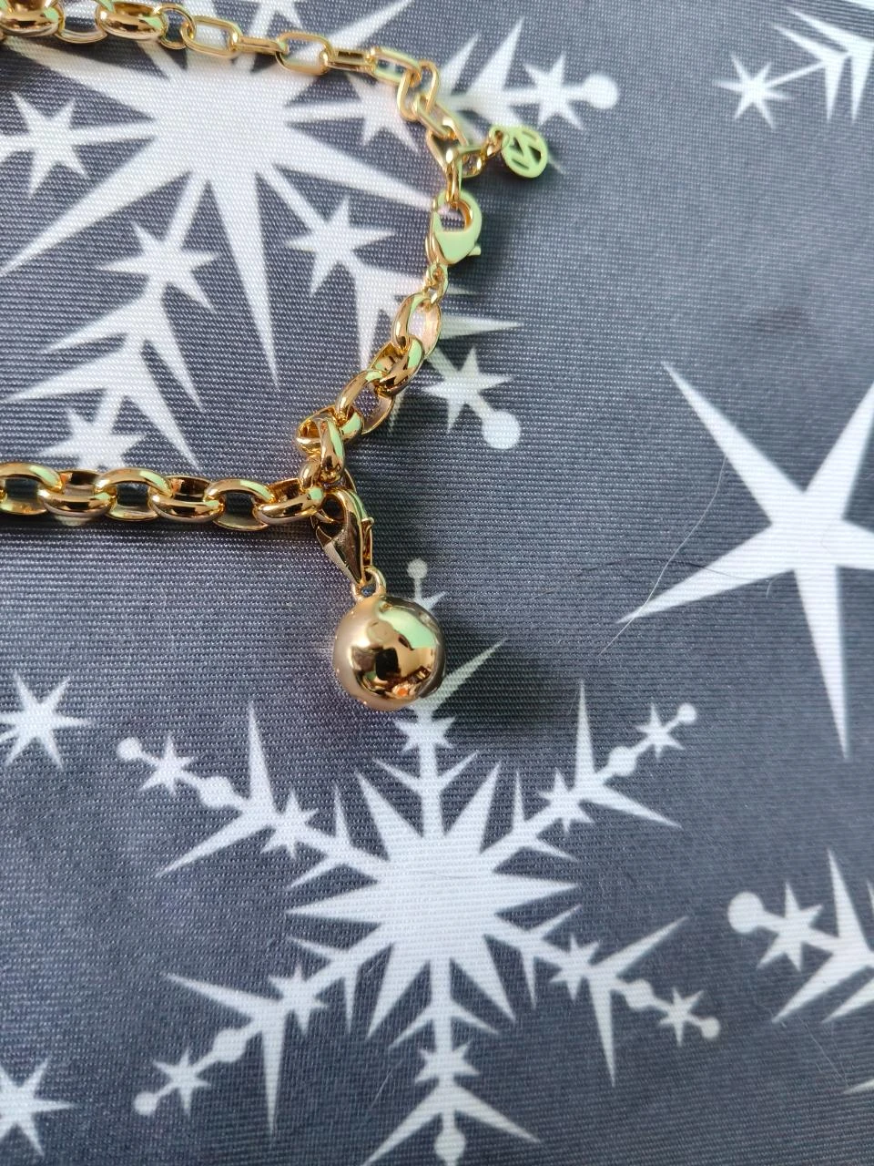 Pulseira Dourada Elos Largos com Pendentes – photo 4